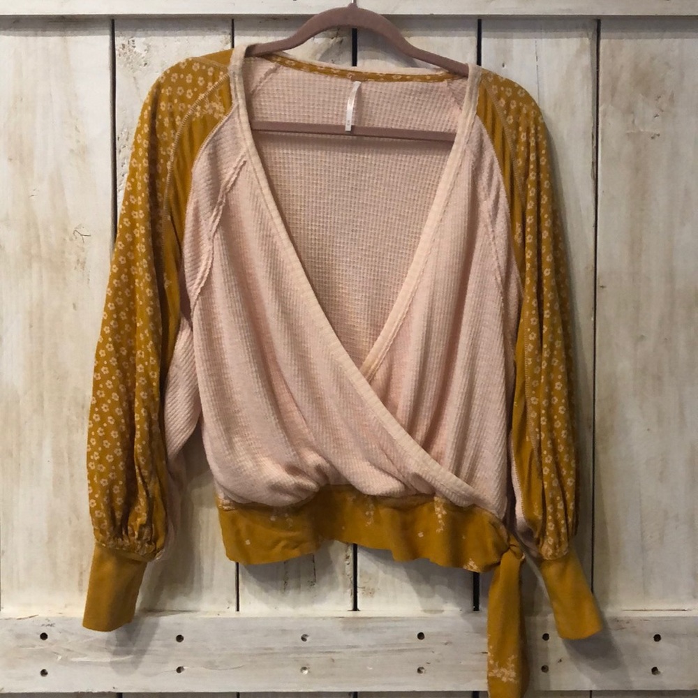 Cute free people wrap balloon sleeve top